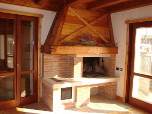 costruzione-caminetto-mattoni-faccia-vista-cucina